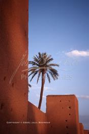 Image du Maroc Professionnelle de  Les remparts de Marrakech sont construits entièrement en pisé selon une technique séculaire par l'Almoravide Ali Ben Youssef au début de XIIème siècle pour se protéger des attaques extérieures. cette muraille s' étend sur dix-neuf kilomètres et atteint par endroit près de huit mètres de hauteur, Mardi 19 Août 1997. ((Photo / Abdeljalil Bounhar)